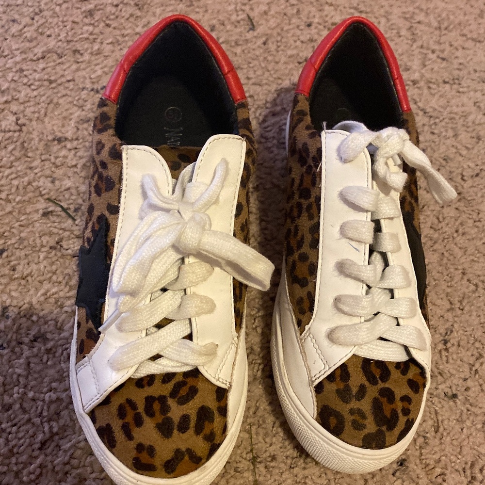Tennis shoes